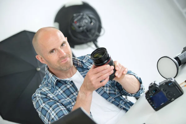 Fotógrafo confiante e bem sucedido — Fotografia de Stock