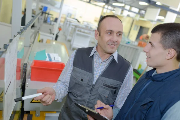 Fabrieksarbeiders herziening plannen — Stockfoto