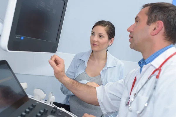 Mužské doktor dělá ultrazvuk test na těhotnou ženu v nemocnici — Stock fotografie