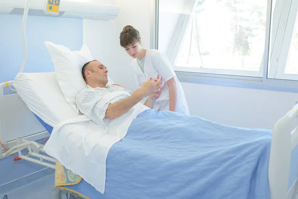 Enfermeiro escuta solicitação do paciente no hospital — Fotografia de Stock
