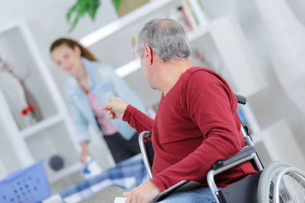 Paciente discapacitado apuntando a un hermoso trabajador sanitario —  Fotos de Stock