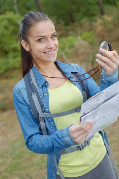 Giovane escursionista femminile utilizzando una bussola — Foto Stock