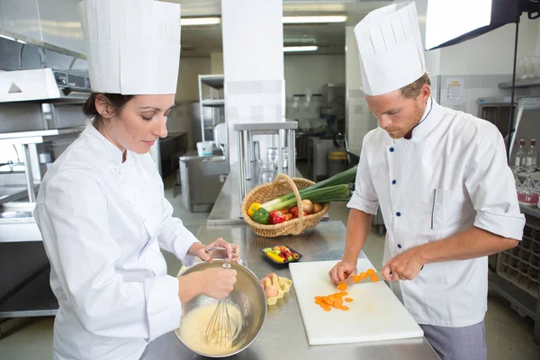 Mannelijke en vrouwelijke chef-koks prepping — Stockfoto