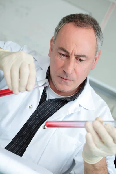 Volwassen chemicus werken op het laboratorium — Stockfoto