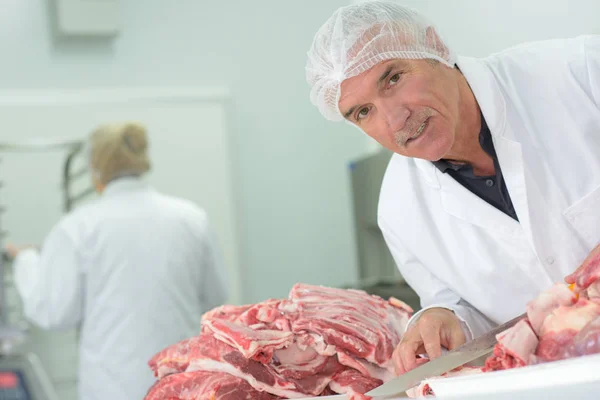 Embalagem de carne posando e carne — Fotografia de Stock