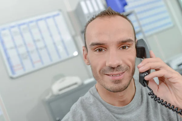 Lächelnder Mann am Telefon — Stockfoto