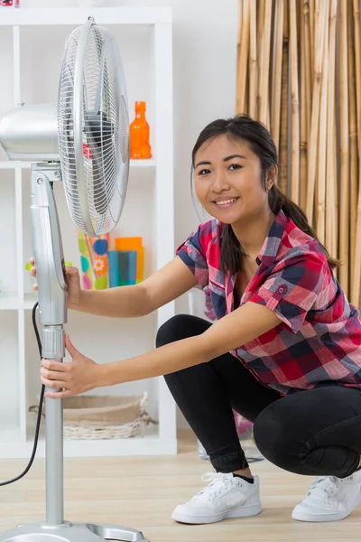 Elektrický ventilátor v domě — Stock fotografie