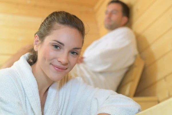 Sauna otel kadın ve kadın — Stok fotoğraf