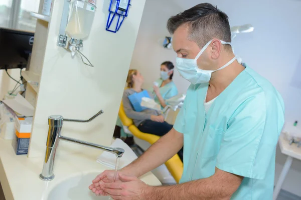 Dentista lavándose las manos — Foto de Stock