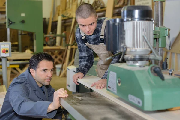 Uomini che lavorano in officina industriale — Foto Stock