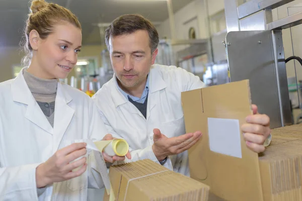 Zwei Apotheker packen Medikamentenlieferung aus — Stockfoto