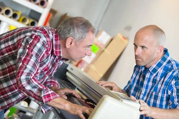 Colegas de trabalho em imprimeria e profissional — Fotografia de Stock