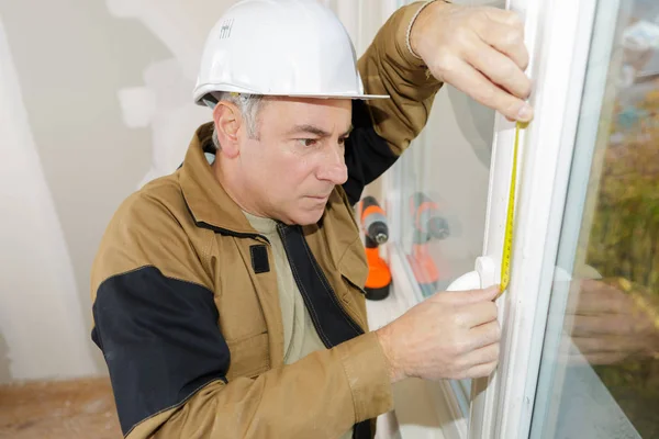 Installatore di doppi vetri che misura la finestra — Foto Stock