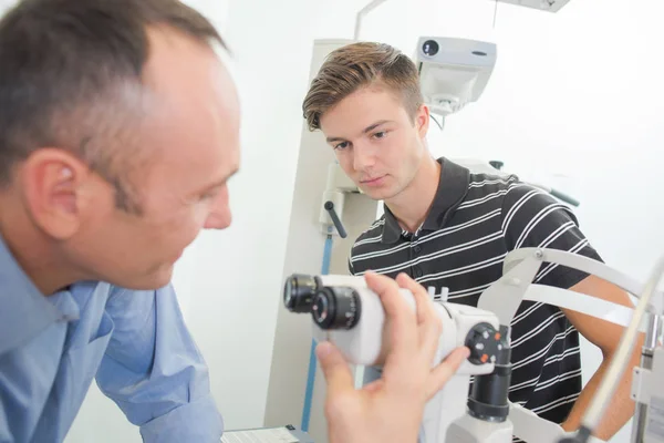 Opticien aanpassing van apparatuur en opticien — Stockfoto