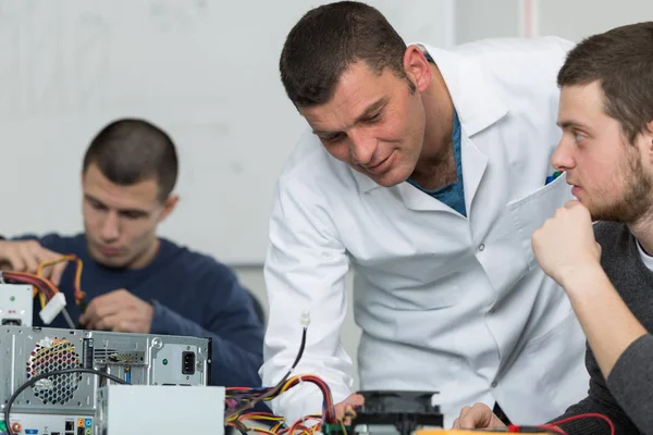 Appliance electrical apprentices and apprentice — Stock Photo, Image