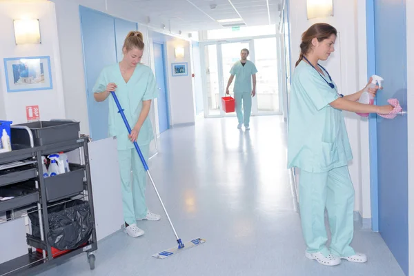 Pulitore con pulitore e uniforme pulizia corridoi ospedali — Foto Stock