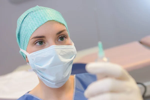 Krankenschwester mit Unterhautnadel — Stockfoto