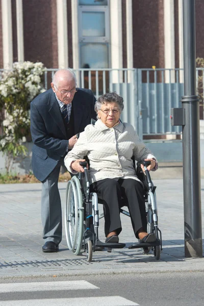 Пожилая пара в инвалидном кресле — стоковое фото