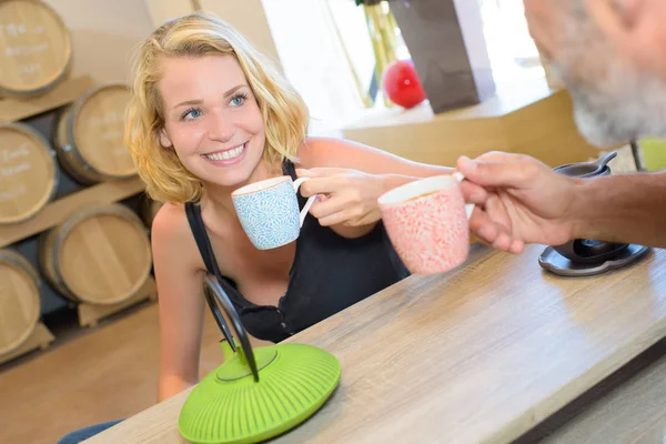 Lady enjoying a coffee with male friend — Stock Photo, Image