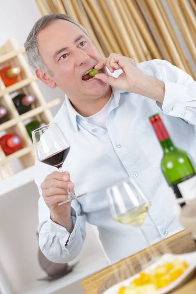 Вино, оливки и укус — стоковое фото