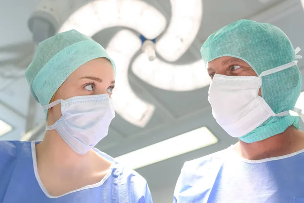 Les chirurgiens se parlent dans la salle d'opération de l'hôpital — Photo