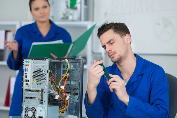 Equipo de estudiantes examinando y reparando partes de computadoras —  Fotos de Stock