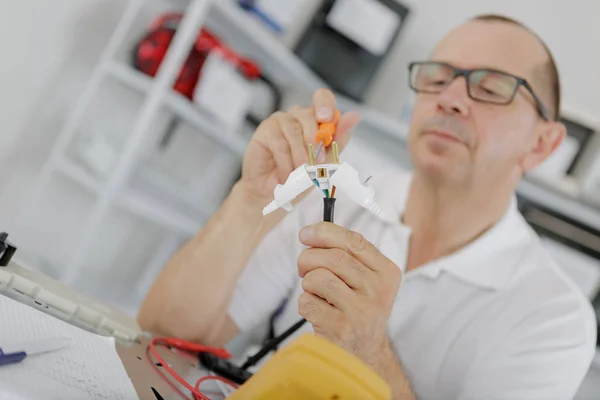 Eletricista técnico no trabalho — Fotografia de Stock