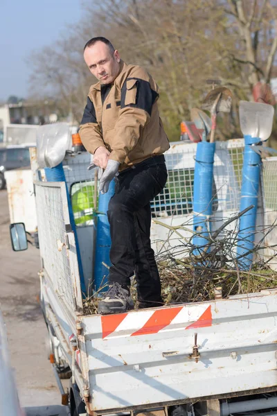 Müllmann beim Reinigen einer LKW-Tonne — Stockfoto