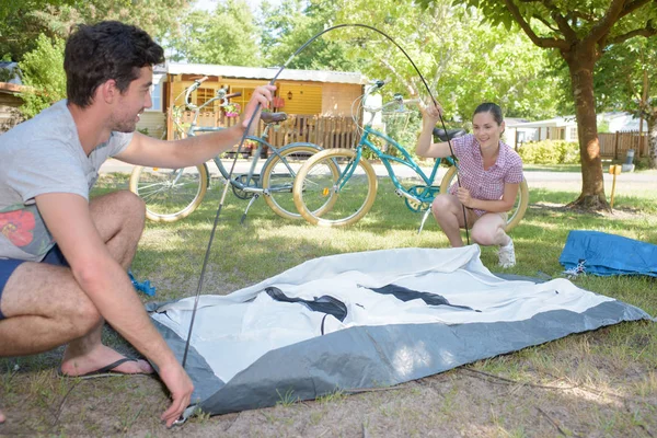 Uppföra ett tält och Camping — Stockfoto