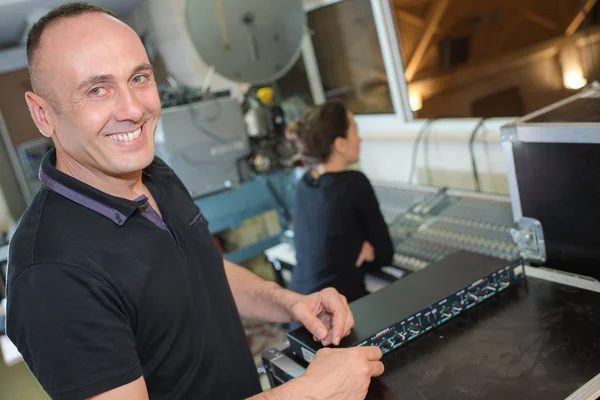 Künstler produzieren Musik im heimischen Tonstudio — Stockfoto