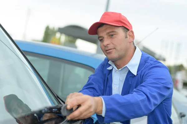 Meccanico cambiando tergicristalli auto — Foto Stock