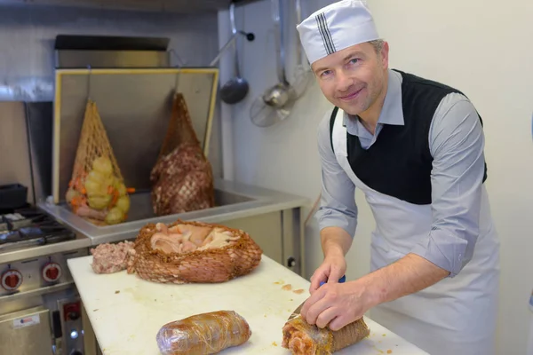 Slager voorbereiding van voedsel en voorbereiding — Stockfoto