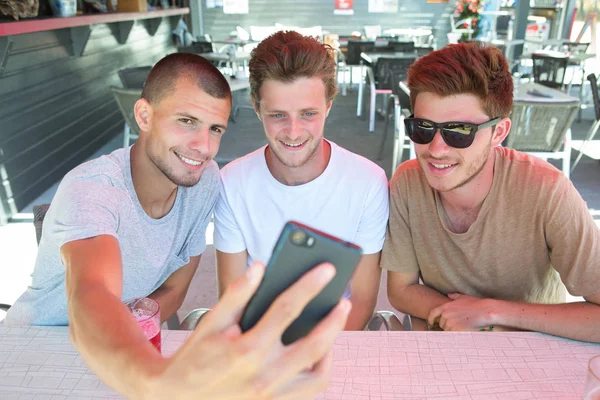 Amigos tomando uma selfie em um restaurante bar ao ar livre — Fotografia de Stock