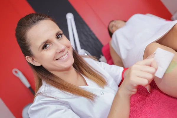 Опытный косметолог делает массаж для клиента — стоковое фото