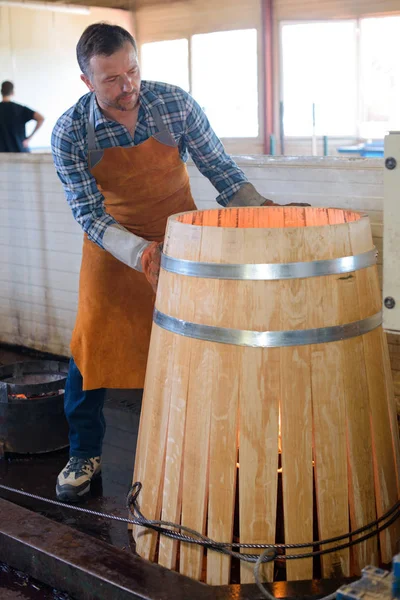 Cooper fazendo um barril — Fotografia de Stock