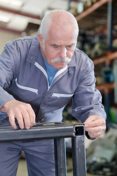 Hombre utilizar el medidor de espesor de capa tomando medición — Foto de Stock