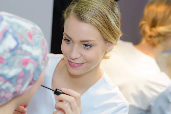 Ung vacker kvinna i spa-miljö tas om hand — Stockfoto