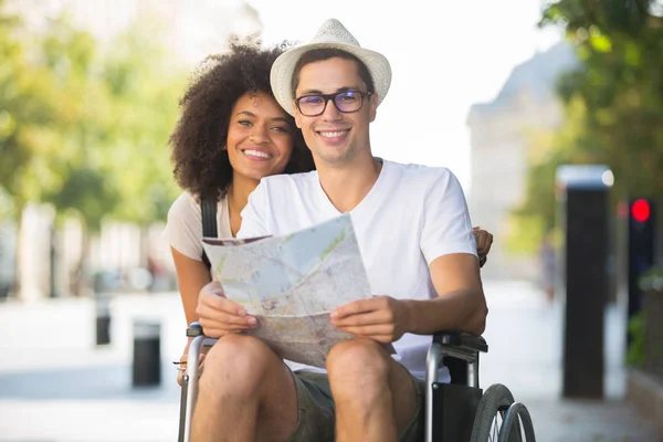 残疾男子在轮椅和女朋友在假日 — 图库照片