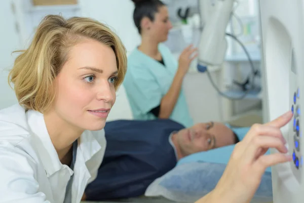 Bel knop verpleegkundige in het ziekenhuis — Stockfoto