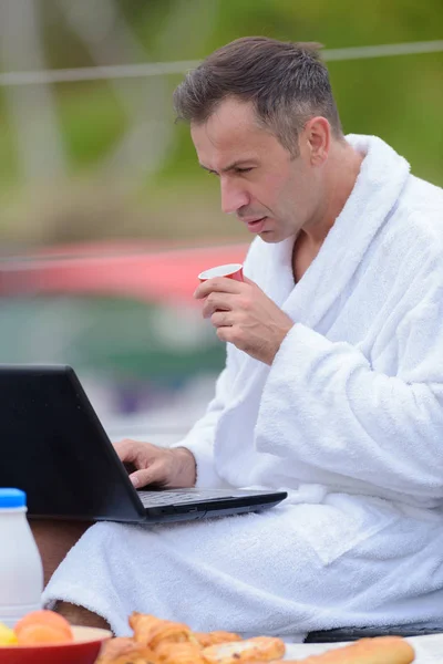 Reicher Mann surft am Laptop — Stockfoto