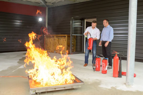 Pompiers effectuant un entraînement au feu contrôlé — Photo