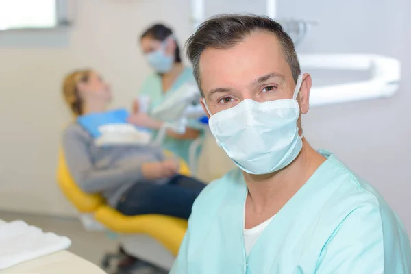 Dentista en la clínica posando — Foto de Stock