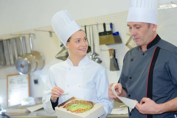 Chefs olhando para a criação colorida — Fotografia de Stock