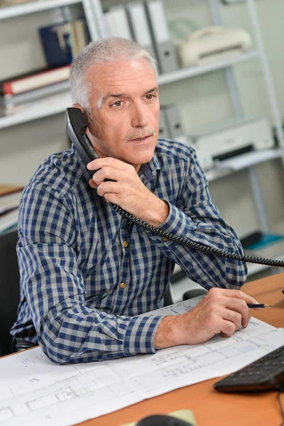 Trabajador de oficina mayor perdiendo la calma — Foto de Stock