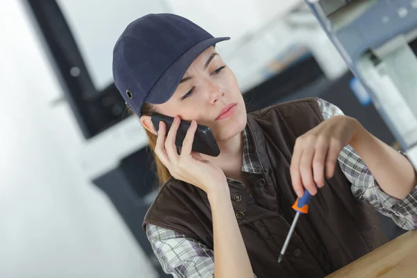 Technicus bellen om te vertellen van het verslag — Stockfoto