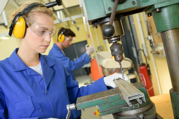 Vrouw met behulp van de bench boor — Stockfoto