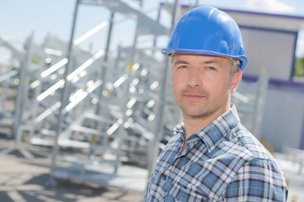 Stahlrahmenfabrik und Arbeit — Stockfoto