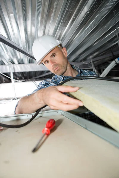 Elettricista rimettere la copertura del soffitto — Foto Stock