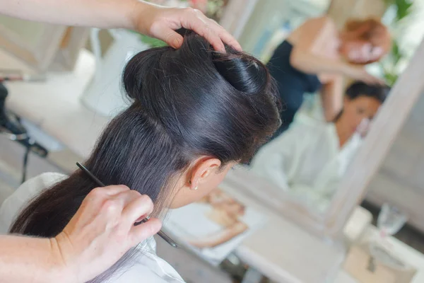 Gril in salon and young — Stock Photo, Image