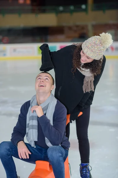 Portrait de beau jeune couple patinage sur patinoire — Photo